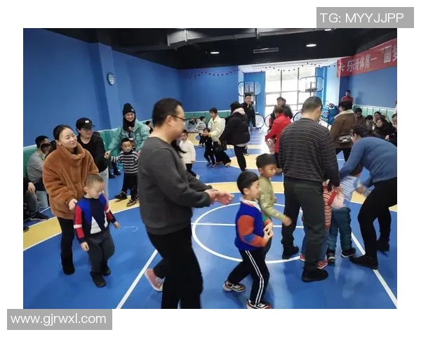 幼儿园孩子们的篮球梦快乐成长在球场上展现无限可能